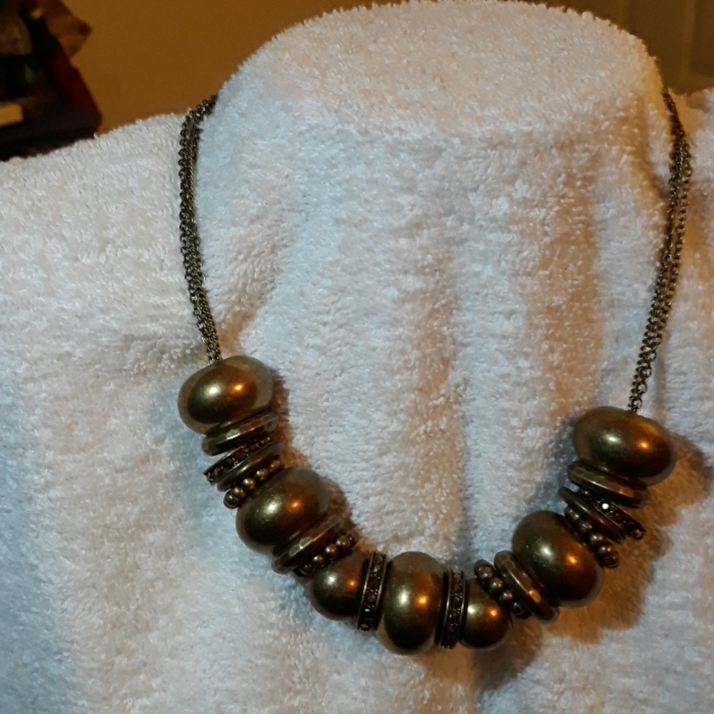 Brass tone and amber bead necklace - Picture 2 of 4